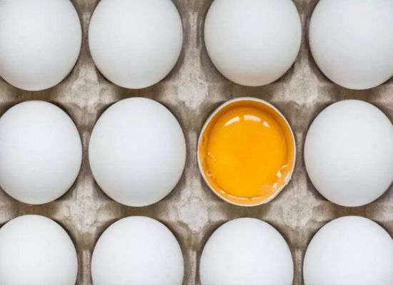 تصویر از تخم مرغ کیلویی زرده طلایی